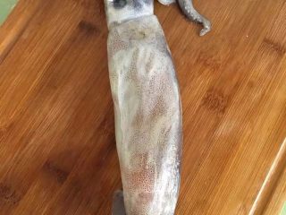 1、【烤鱿鱼】有内涵有颜值的美食,鱿鱼一只洗净