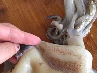3、【烤鱿鱼】有内涵有颜值的美食,去掉鱿鱼皮