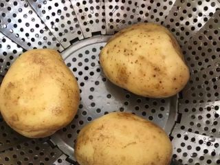 4、【烤鱿鱼】有内涵有颜值的美食,处理鱿鱼的同时，将土豆洗净上锅蒸上