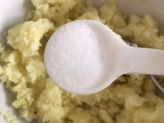 7、【烤鱿鱼】有内涵有颜值的美食,土豆泥加盐