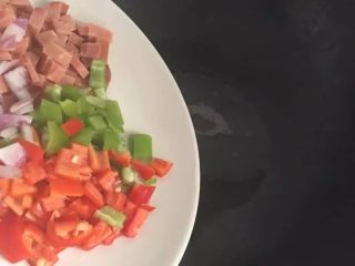 11、【烤鱿鱼】有内涵有颜值的美食,上锅炒至7成熟