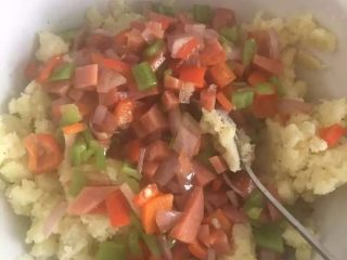 12、【烤鱿鱼】有内涵有颜值的美食,放入土豆泥中，搅拌均匀