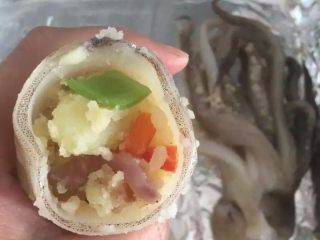 13、【烤鱿鱼】有内涵有颜值的美食,将馅料放入鱿鱼肚子里
