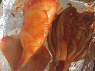 17、【烤鱿鱼】有内涵有颜值的美食,将辣酱搅拌均匀，涂抹到鱿鱼上