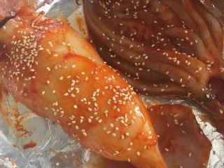 18、【烤鱿鱼】有内涵有颜值的美食,上面撒一点芝麻
