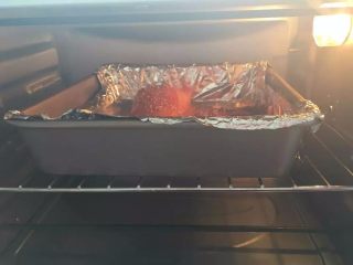 19、【烤鱿鱼】有内涵有颜值的美食,烤箱预热后，设置上下火180度，10分钟。