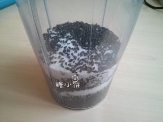 1、【黑芝麻苏式月饼】,炒熟的黑芝麻和白砂糖80G一起入搅拌机中打碎