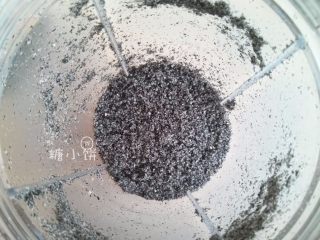 2、【黑芝麻苏式月饼】,打碎之后的样子