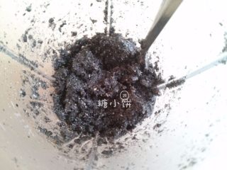 3、【黑芝麻苏式月饼】,加无味的植物油50G拌匀即成馅料备用