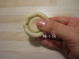 4、【黑芝麻苏式月饼】,[做酥皮]跟了之前刚写过的步骤基本一致：油皮和油酥分别做好分割成9个滚圆，用油皮包裹油酥，像包汤圆一样包好收口，搓圆备用。