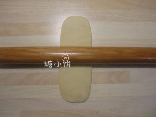6、【黑芝麻苏式月饼】,取一个步骤7擀卷好一次的面卷,收口朝下擀开