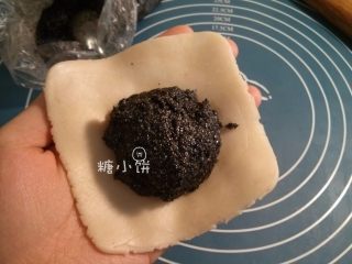 8、【黑芝麻苏式月饼】,包入准备好的黑芝麻馅。如果觉得不好包或者不喜欢馅料太多的话可以少包一点馅。馅料我是直接一勺勺挖的,没有专门分割过,因为稍微差一点关系也不大。