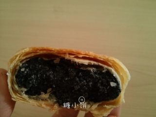 11、【黑芝麻苏式月饼】,咬开来的酥皮层次效果特写一张,比成品图清楚啊= =