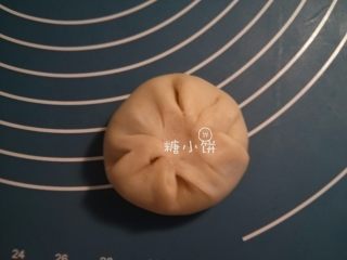 9、【黑芝麻苏式月饼】,收口捏紧,依次包好8个