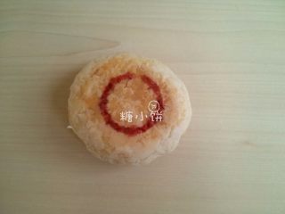 10、【黑芝麻苏式月饼】,出炉放凉后用一个瓶盖沾红色食用色素在表面盖出红圈作装饰即可