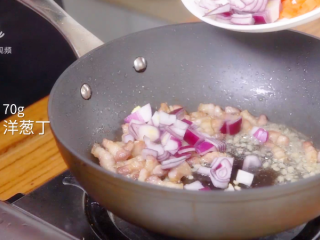 6、如何自制延边炸酱,倒入70g洋葱丁