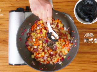 9、如何自制延边炸酱,3汤匙韩式春酱翻炒