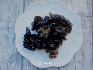 4、西兰花拌木耳,木耳用凉白开泡发,洗干净,备用