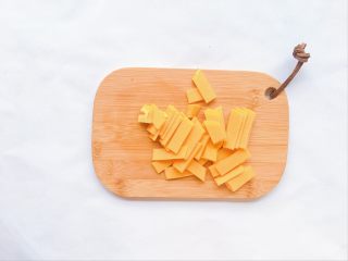 2、南瓜小米粥,南瓜去皮切片