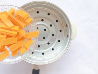 3、南瓜小米粥,放入锅中蒸熟