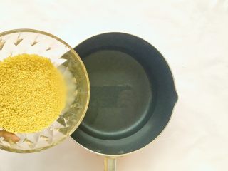 5、南瓜小米粥,将小米倒入锅中