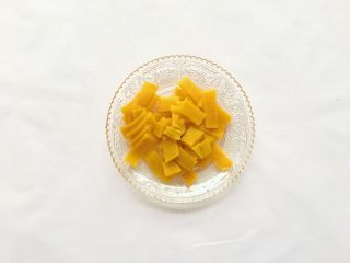 6、南瓜小米粥,蒸熟的南瓜压成泥