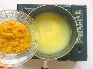 7、南瓜小米粥,将南瓜泥倒入小米粥中