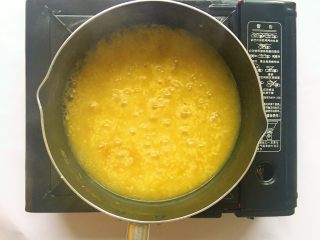 8、南瓜小米粥,煮至粥米浓稠即可