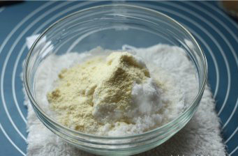 1、广式椰蓉月饼,将椰蓉、幼砂糖以及全脂奶粉放入碗中