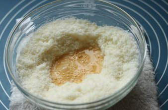 2、广式椰蓉月饼,拌匀后，倒入全蛋液