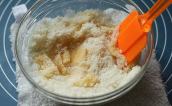 3、广式椰蓉月饼,用刮刀将椰蓉拌匀