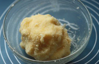 4、广式椰蓉月饼,最后揉成团即可