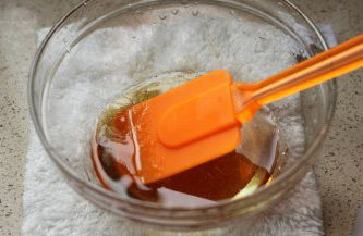 5、广式椰蓉月饼,将转化糖浆倒入碗中，加入枧水，搅拌均匀