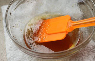 6、广式椰蓉月饼,继续加入米糠油，搅拌混合均匀