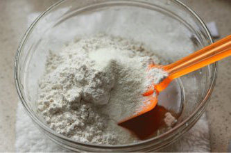 7、广式椰蓉月饼,倒入面粉及奶粉