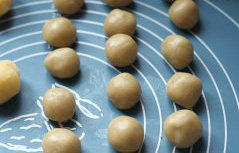 9、广式椰蓉月饼,面团静置好以后，分成10g每份