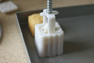 13、广式椰蓉月饼,将月饼模直接按在烤盘上，用力按下后，压出月饼花纹