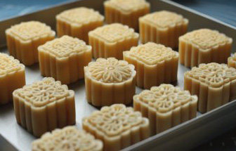 14、广式椰蓉月饼,轻轻提起月饼模子即可。