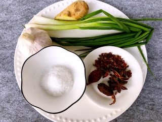 2、家常盐水鸭,配料：八角，草果，花椒，盐，葱，生姜，蒜头