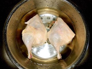 3、家常盐水鸭,鸭腿放入冷水中浸泡20分钟