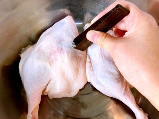4、家常盐水鸭,泡好以后用夹子夹干净鸭腿上的细毛