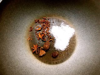 6、家常盐水鸭,锅里放入花椒，草果，八角，还有50g盐，小火翻炒出香味