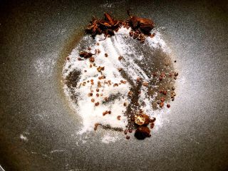 7、家常盐水鸭,炒到盐微微泛黄，香料酥脆就可以了，盛到碗里备用