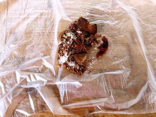 8、家常盐水鸭,菜板上铺一个保鲜袋，把八角、花椒、草果倒到保鲜袋上，盐尽量不要倒进去，拿东西把香料碾碎，(我用瓶子碾的)把草果用刀对半切开