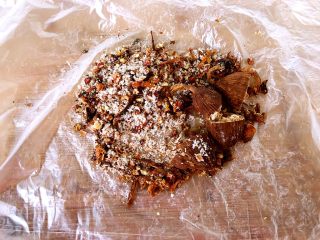 9、家常盐水鸭,碾成这样就可以了，把碾碎的花椒草果八角和炒好的盐混合在一起就是腌制盐水鸭的香料啦！