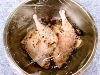 11、家常盐水鸭,拍打好后包上保鲜膜腌制，放入冰箱冷藏12个小时(隔2个小时翻一次面，把腌制出来的水倒掉，翻3到4次就可以了)