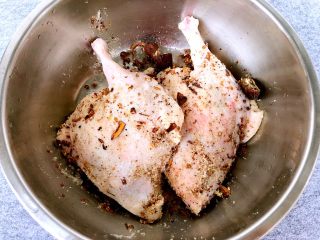 10、家常盐水鸭,把香料均匀的抹在鸭腿上，两面都要抹，用手轻轻拍打5分钟(这一步也是为了鸭肉入味)