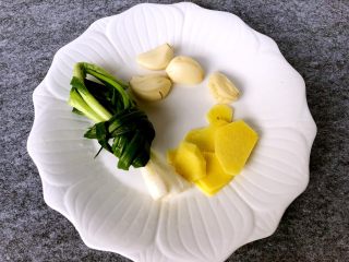 12、家常盐水鸭,把蒜去皮拍扁，生姜洗净去皮切片，葱洗干净打成葱结（煮鸭腿时候再准备这些）