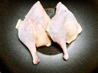 13、家常盐水鸭,鸭腿腌制好拿出来，用清水冲洗掉上面的香料，放入锅里