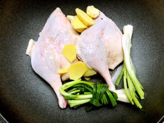 14、家常盐水鸭,放入葱结（刚好有俩根多余的葱头，我也一起放进去了）蒜头，姜片